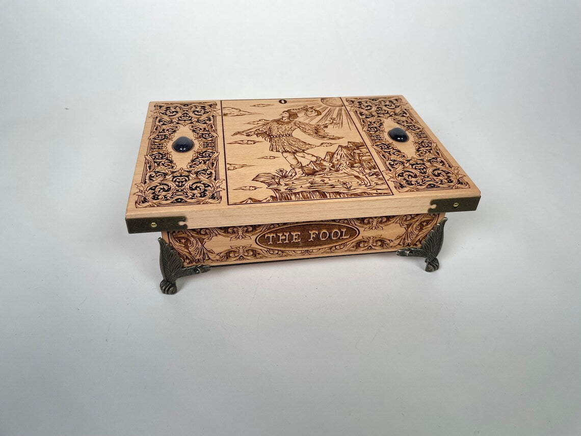 Tarot deck Box The Fool, engraved with tarot card the Fool tarot holder in solid wood, wooden vintage style tarot deck box, handmade Fool. - Forgotten Engravings tarot-deck-box-the-fool-engra