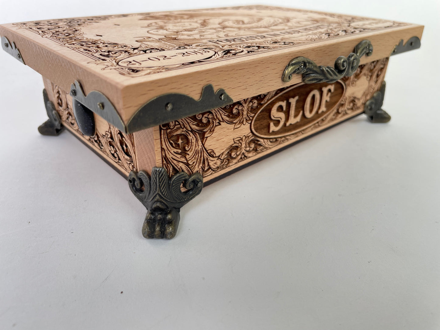 https://tarot-ouija-board.com/products/personalized-pet-memorial-box-beech-wood-cat-urn-custom-keepsake?